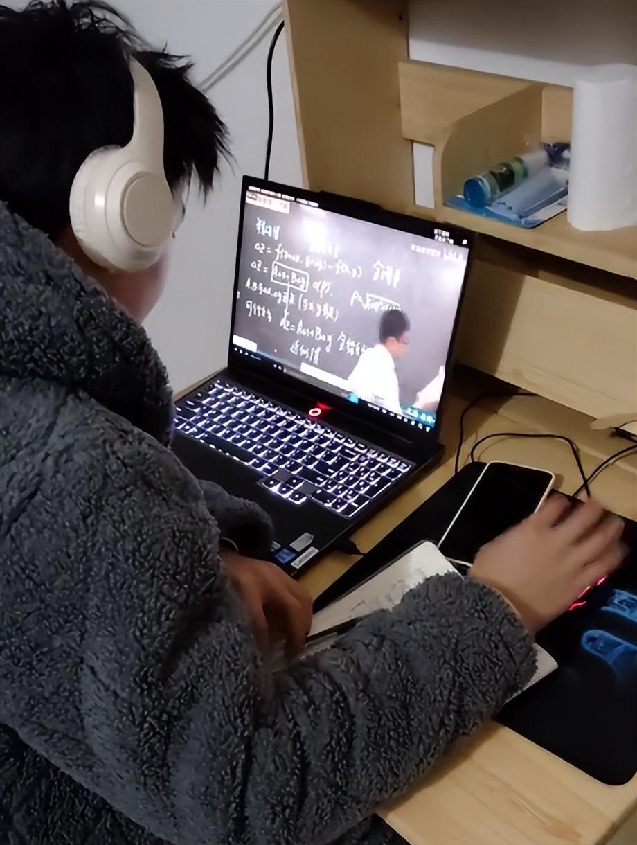 乐鱼体育官网平台-“家境差回去也只能玩手机”,大学生戳中父母痛处:穷就别提要求